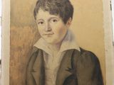 portrait d'un jeune garçon vêtu d'une veste marron et d'une chemise blanche