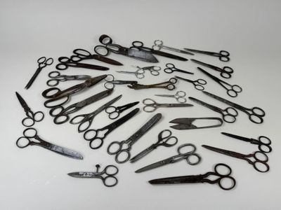 several pairs of scissors are arranged in a circle on a white surface