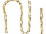 un gros plan d'un collier et d'un bracelet sur fond blanc