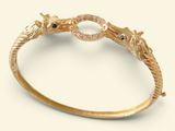 une photo en gros plan d'un bracelet en or serti de diamants