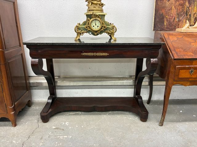 Console en acajou et placage d'acajou Louis-Philippe ouvrant à un