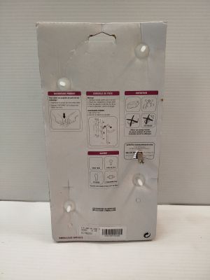 une boîte blanche sur laquelle figurent des instructions, posée sur une table