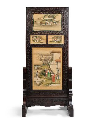une vieille armoire en bois avec une peinture sur le devant et une autre à l'arrière