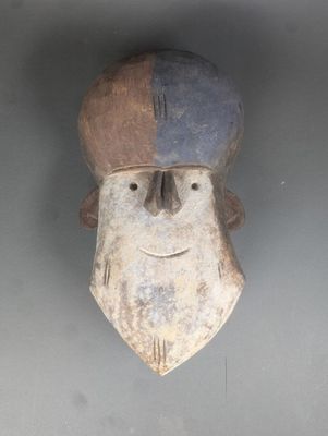 une sculpture en bois représentant un homme portant un chapeau sur la tête
