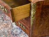un bureau en bois surmonté d'un tiroir
