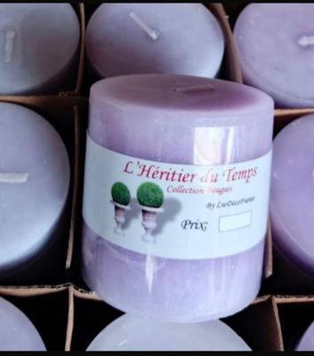 des bougies de couleur lavande dans une boîte, avec des étiquettes dessus