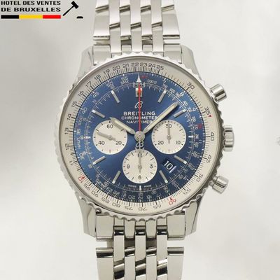 un gros plan d'une montre en acier inoxydable avec un cadran bleu