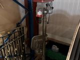 une machine qui se trouve à l'intérieur d'un bâtiment