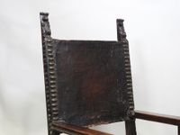 Chaise à bras en bois sculpté, le dossier rectangulaire aux … (photo 3)