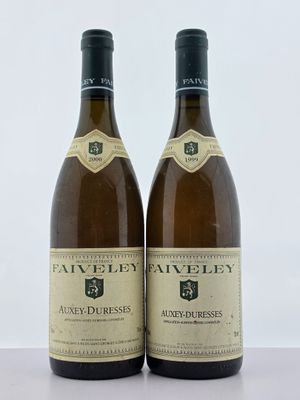 deux bouteilles de vin posées sur une table l'une à côté de l'autre