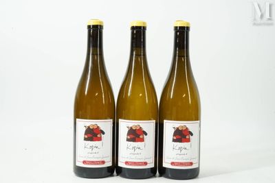 trois bouteilles de vin posées l'une à côté de l'autre sur une table