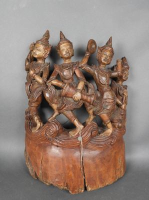 une image représentant une sculpture en bois représentant un groupe de personnes sur une souche d'arbre