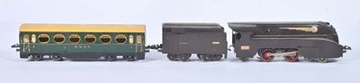 deux petits trains assis côte à côte sur une surface blanche