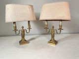 une paire de lampes de table en laiton, chacune munie d'un abat-jour