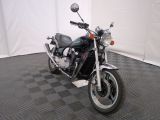 une moto posée sur un sol à damier noir et blanc