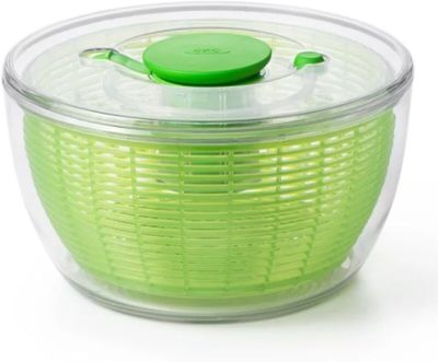 une image représentant une essoreuse à salade verte sur fond blanc