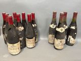plusieurs bouteilles de vin sont alignées sur une table