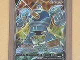 une image représentant une carte à collectionner Pokémon accrochée au mur
