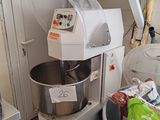 une photo d'une cuisine avec un mixeur et d'autres ustensiles