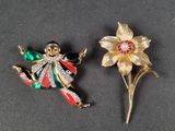 paire de broches en forme de fleur, de couleur dorée et en émail, ornées de pierres rouges, vertes et blanches