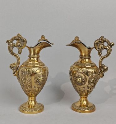 paire de vases anciens en laiton ornés d'oiseaux sur fond blanc