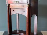 une petite table en bois surmontée d'un tiroir