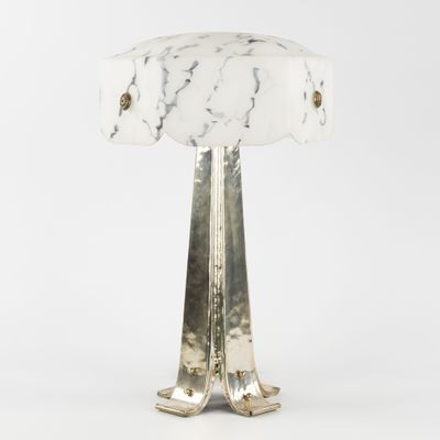 une table en marbre blanc à deux pieds, avec un piètement en métal