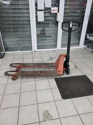 une photo d'un chariot élévateur devant un magasin