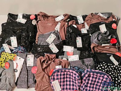 une pile de vêtements posée sur une table