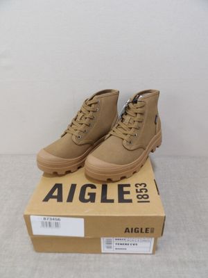 une image représentant une paire de chaussures posée sur une boîte