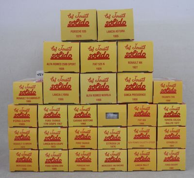 plusieurs cartons de sodas empilés les uns sur les autres sur une table