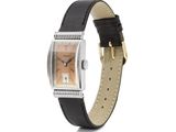 un gros plan d'une montre-bracelet avec un bracelet en cuir
