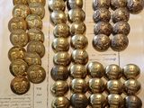 de nombreux types de boutons différents sur une feuille de papier