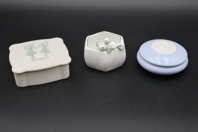 Deux coffrets en porcelaine et biscuit et vide-poche
