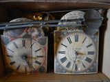 deux horloges posées sur une table dans une boîte en carton