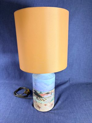 une lampe posée sur une table avec un fond bleu