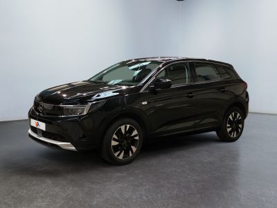 Un SUV noir est garé dans une grande pièce.