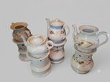quatre types de vases différents posés sur une table