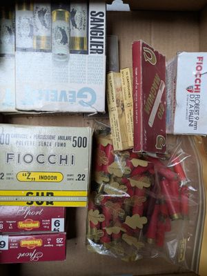 une boîte remplie de cigarettes et d'autres objets