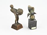paire de sculptures en bronze représentant un garçon et un oiseau, posées sur un socle en marbre