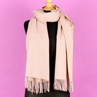une écharpe beige sur un mannequin, un mannequin, un mannequin, un mannequin, un mannequin, un mannequin, un mannequin, un mannequin, un mannequin