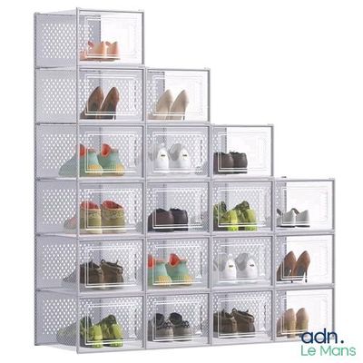 des bacs de rangement à chaussures en plastique transparent empilés les uns sur les autres