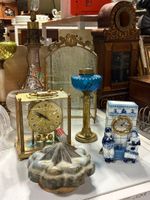 Lampes à pétrole, petite vitrine (accidents), deux pendules,… (photo 5)