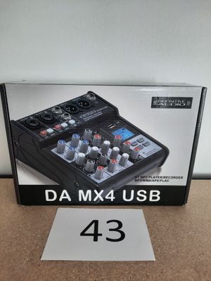 une photo montrant une boîte contenant des tables de mixage posée sur une table