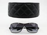 lunettes de soleil Chanel dans un étui en cuir noir et lunettes de soleil à verres noirs