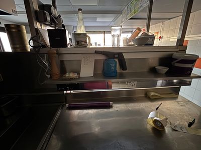 une image d'une cuisine avec beaucoup de désordre sur le comptoir