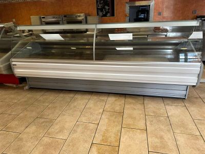 sol carrelé dans un restaurant équipé d'une vitrine réfrigérée