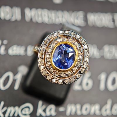 une bague sertie d'un saphir beige et de diamants