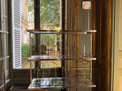 une vitrine en verre dans le coin d'une pièce