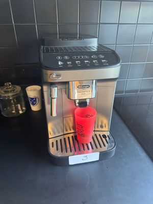 une machine à café posée sur un comptoir